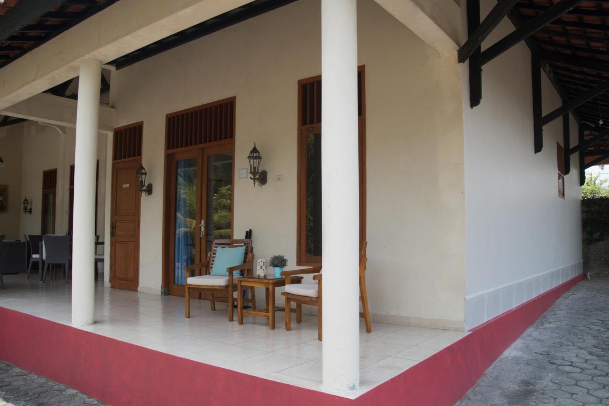 Guesthouse Rumah Senang Kalibaru Bagian luar foto
