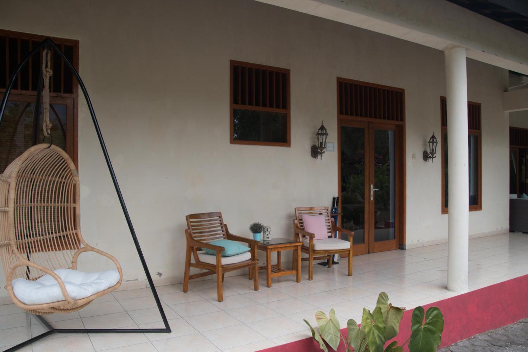 Guesthouse Rumah Senang Kalibaru Bagian luar foto