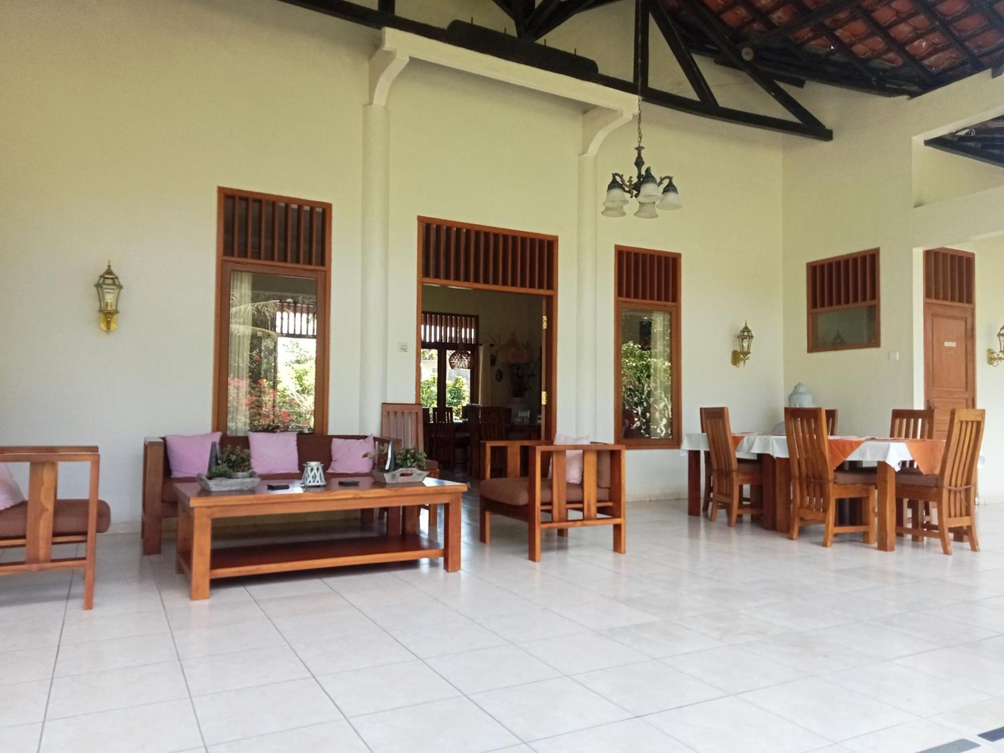 Guesthouse Rumah Senang Kalibaru Bagian luar foto
