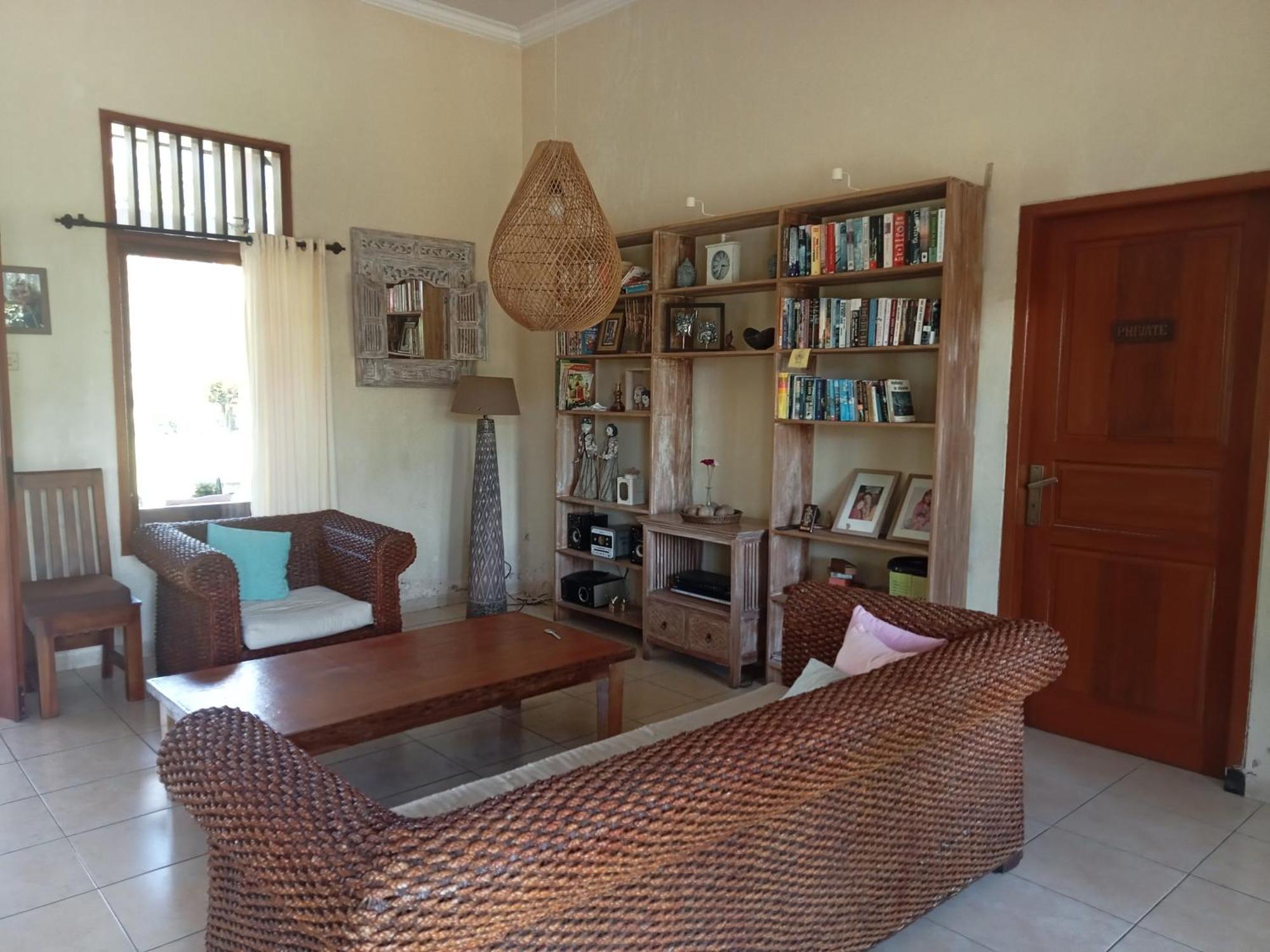 Guesthouse Rumah Senang Kalibaru Bagian luar foto