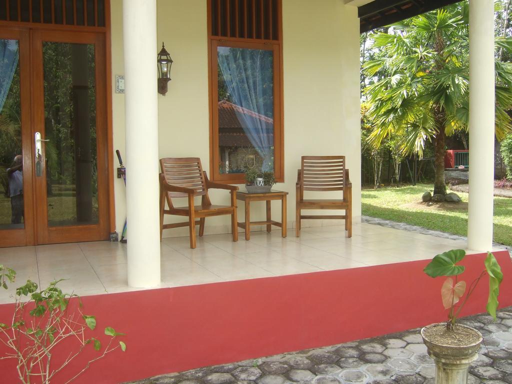 Guesthouse Rumah Senang Kalibaru Bagian luar foto